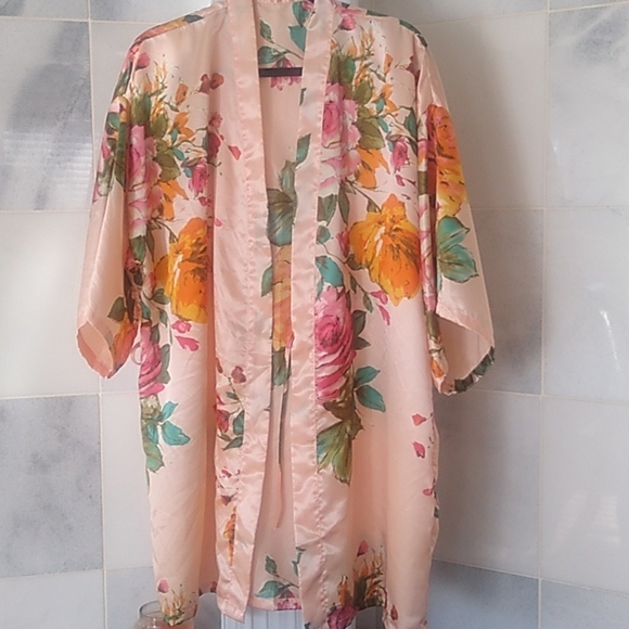 2 flowered Robes white and Peach Medium. Women's - Picture 8 of 13